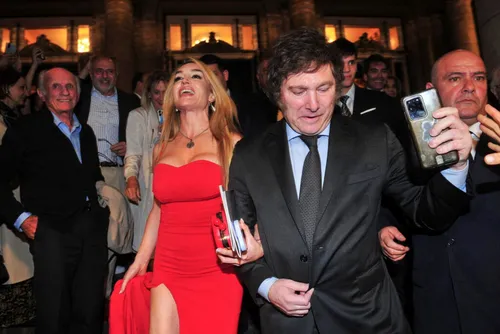 1700477117-2023-11-18T162046Z_854585123_RC2SF4AIS3WW_RTRMADP_3_ARGENTINA-ELECTION-OPERA-1024x685.jpg