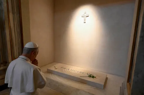 Papež Leon XIV. ob obisku grobnice papeža Frančiška