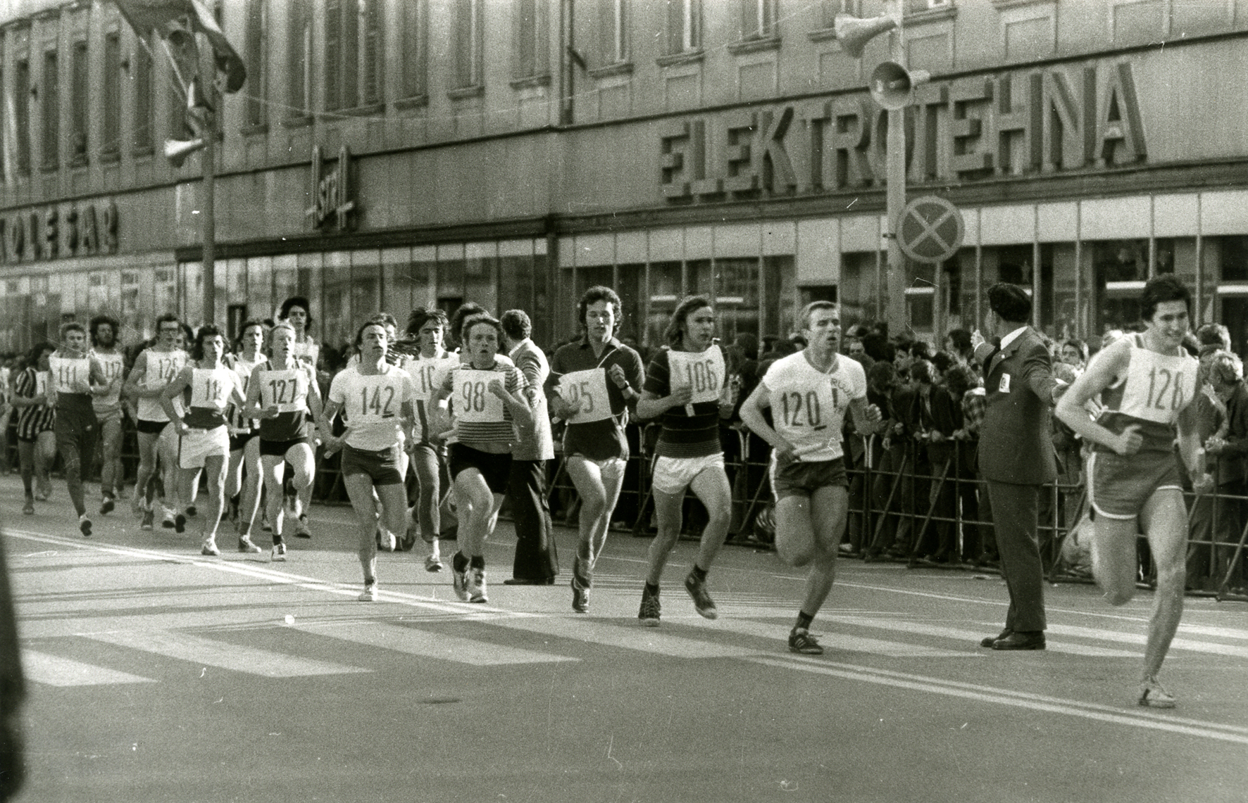 Tek ob žici, leto 1975 / avtor neznan; hrani: Mestni muzej Ljubljana