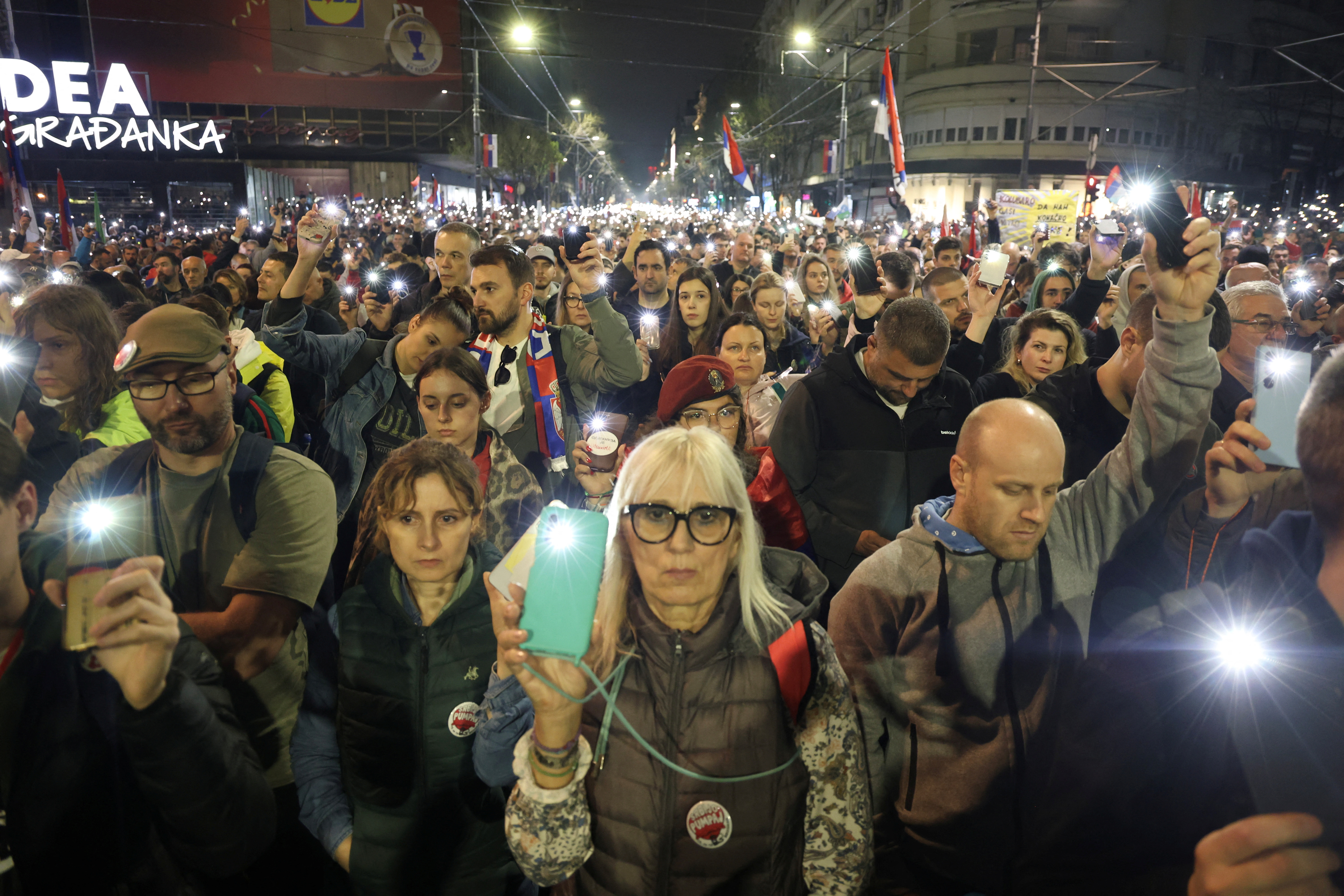 Protest v Beogradu 15. marca. /Foto: Mitar Mitrovic/REUTERS)