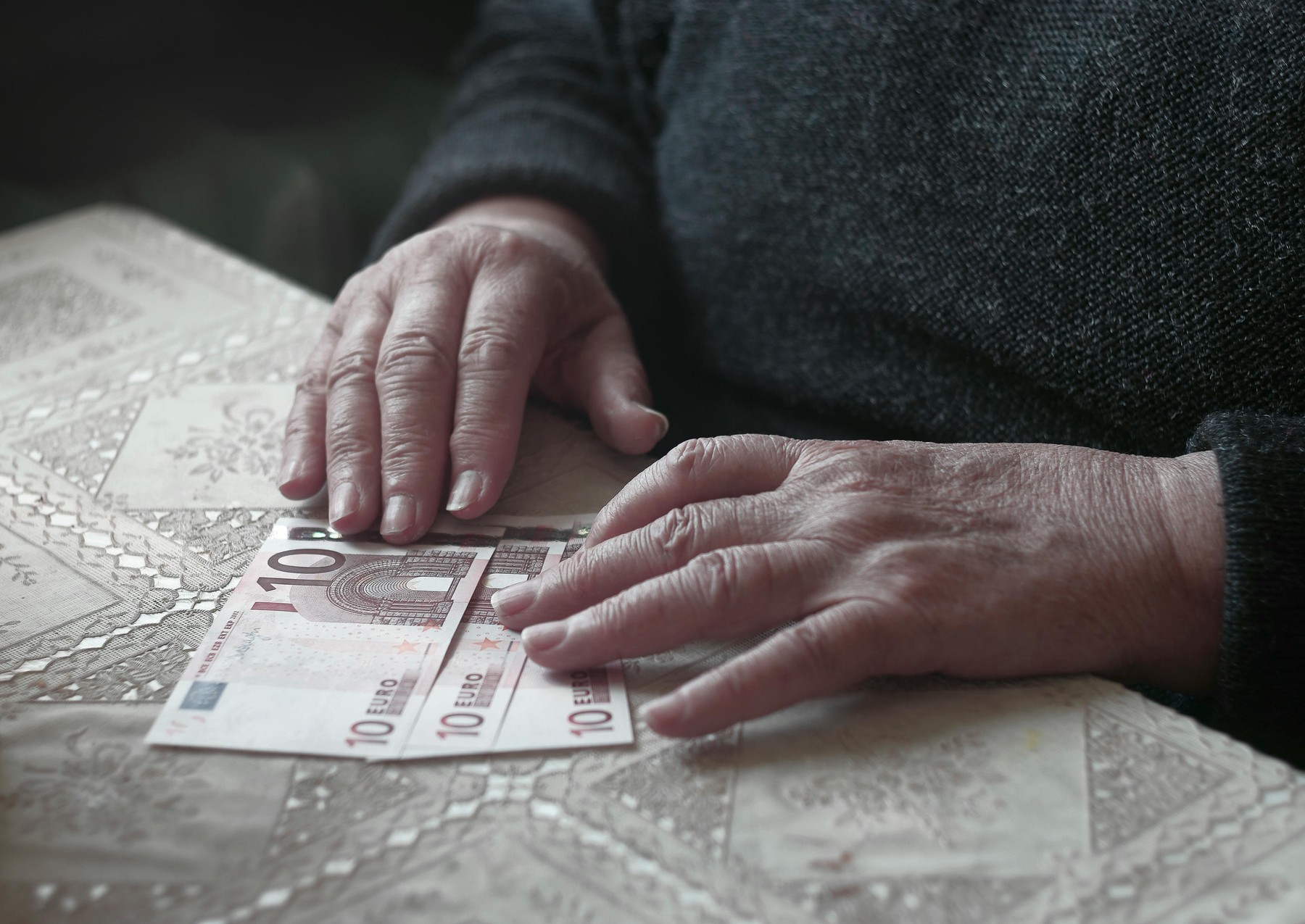 Upokojenka, denar, miza, evri, upokojenec, pokojnina