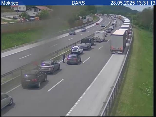 Zastoj pred nesrečo na dolenjski avtocesti